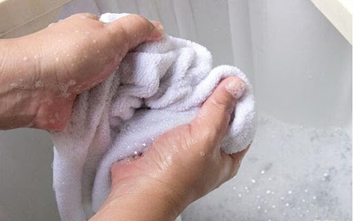 Làm mềm khăn tắm bằng xà phòng 50 độ C