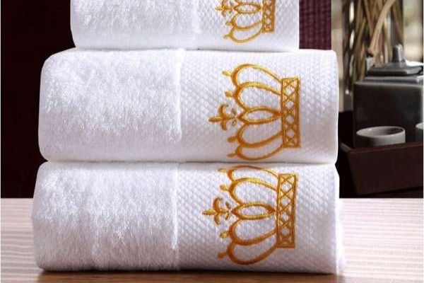 Khăn tắm khách sạn 5 sao thì phải được thiết kế riêng, có in thêu logo