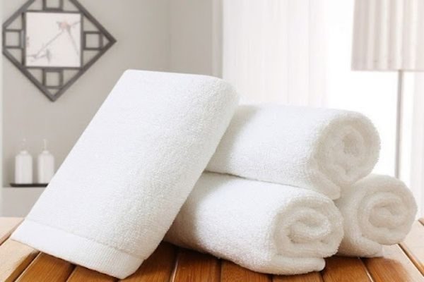 Cần thay khăn tắm thường xuyên cho khách hàng
