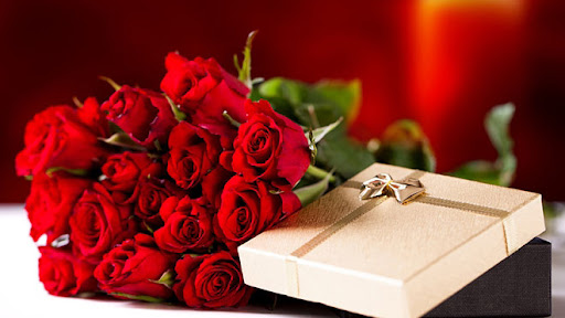Món quà nhỏ cùng bó hoa xinh chính là món quà tuyệt vời cho vợ