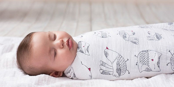 Trẻ sơ sinh ngủ ngon giấc khi được quấn khăn bông chất lượng cao cấp