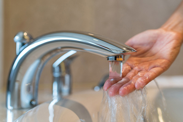 Nhiệt độ nước tắm và nước rửa mặt thích hợp nhất là khi nước hơi ấm so với nhiệt độ cơ thể.