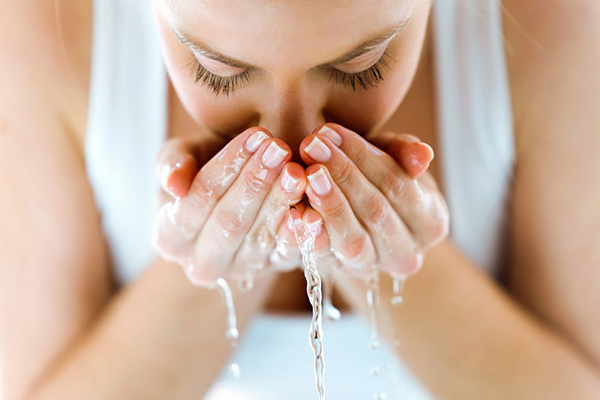 Rửa mặt bằng nước ấm có nhiều công dụng tốt cho làn da