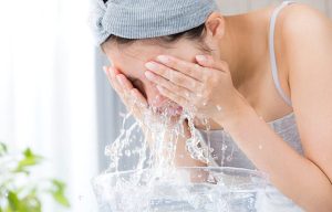 Rửa mặt bằng nước nóng có tốt không?