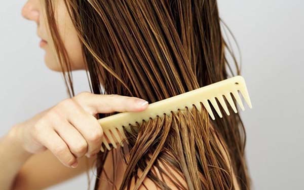 Dùng lược thưa giúp tóc không bị rối và nhanh khô hơn.