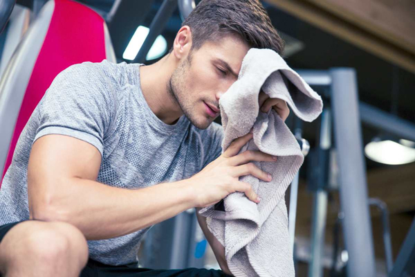 Một chiếc khăn lau mồ hôi tập gym với khả năng chống ẩm mốc tốt sẽ là lựa chọn cần thiết.